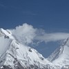 Berge, nach denen sich die Bergsteiger die Finger lecken. Rechts die Pyramidenspitze von Khan-Tengri (7.010 m). Er ist als 7000er anerkannt obwohl er ohne seine Eiskappe ein Felsgipfel von 6995 m wäre.